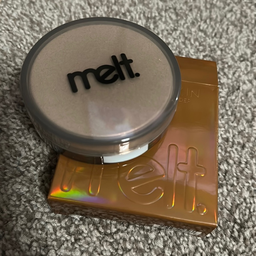 Melt cosmetics glazed skin finishing powder!